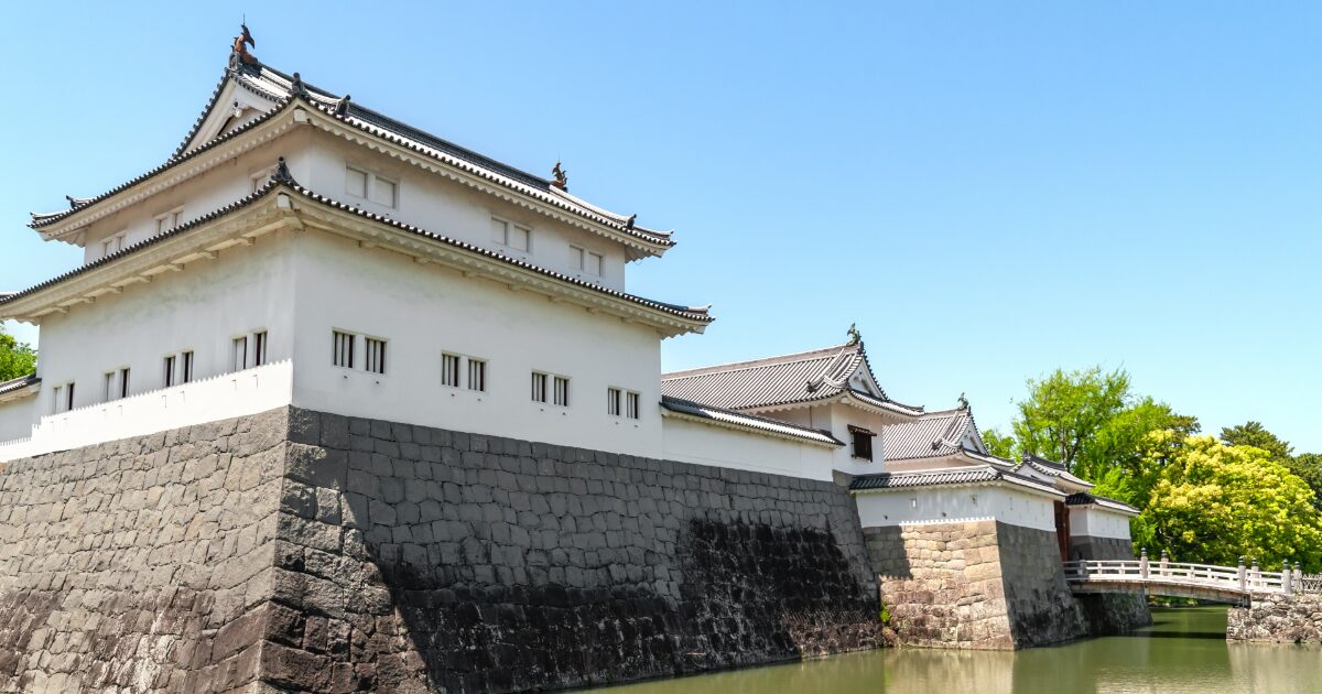 白壁と石垣が美しい日本の城と水堀の風景
