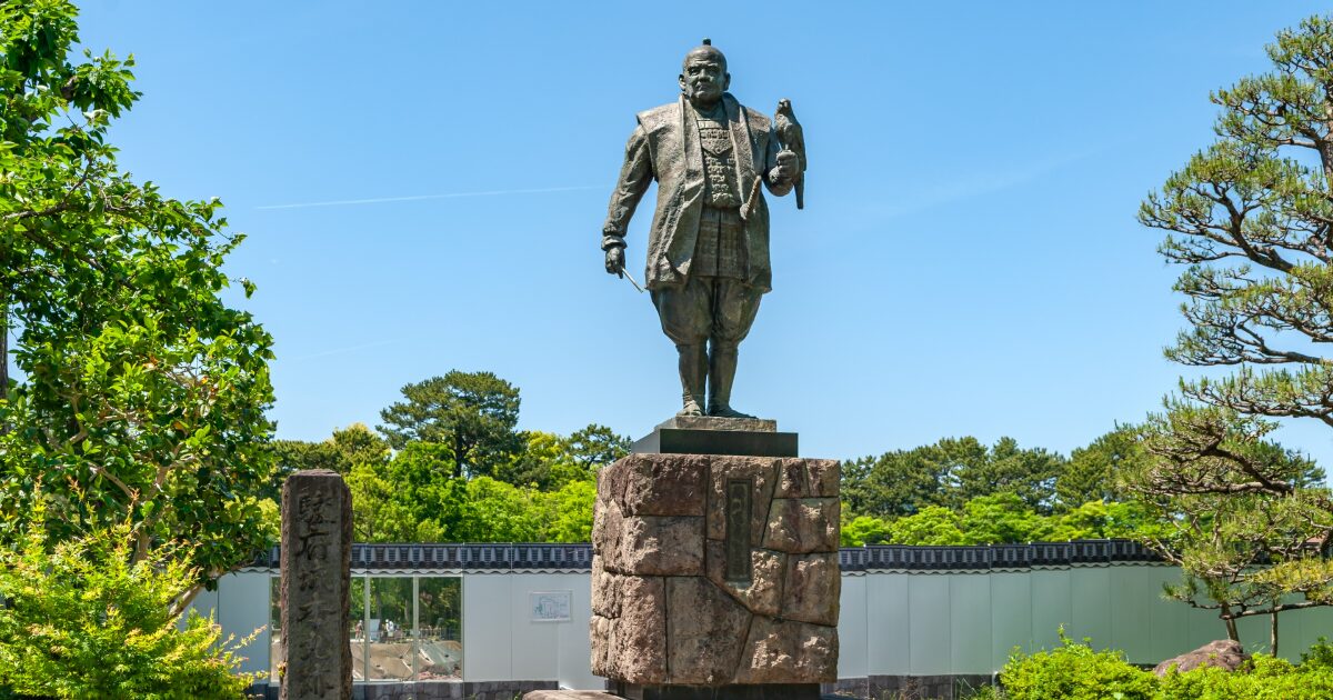 歴史的人物の銅像が立つ公園と緑豊かな景観