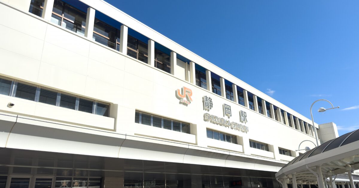 JR静岡駅の外観と青空が広がる駅前の風景