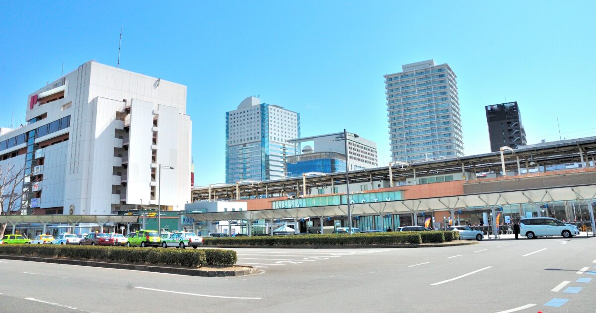 駅前ロータリーと高層ビルが並ぶ都市中心部の風景