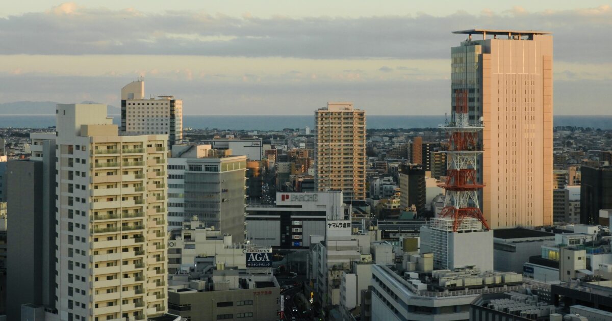 夕暮れの都市に広がる高層ビル群と電波塔の景色
