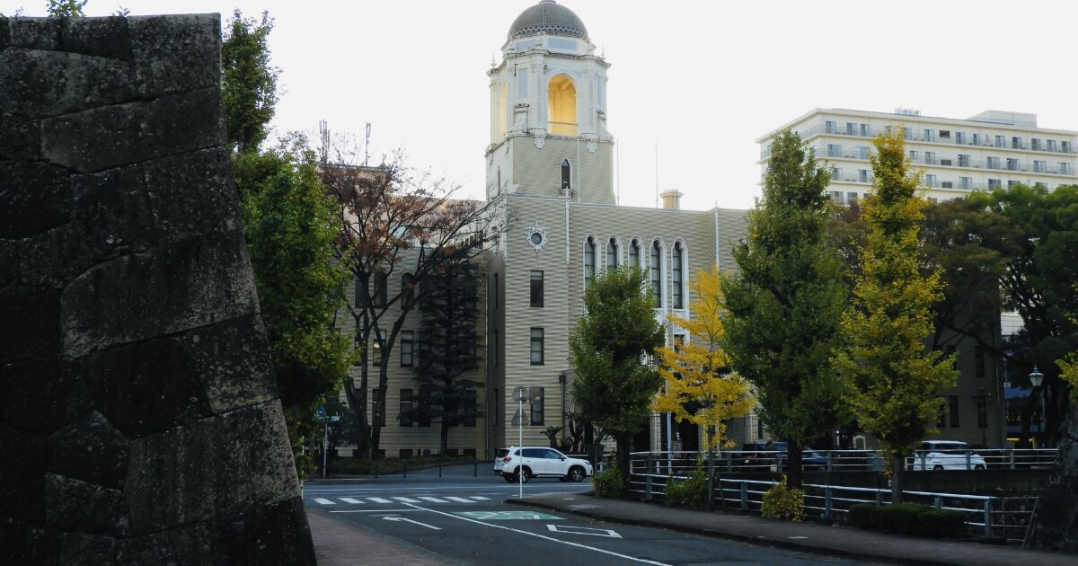 歴史的建築のドーム塔と街路樹が並ぶ落ち着いた街並み
