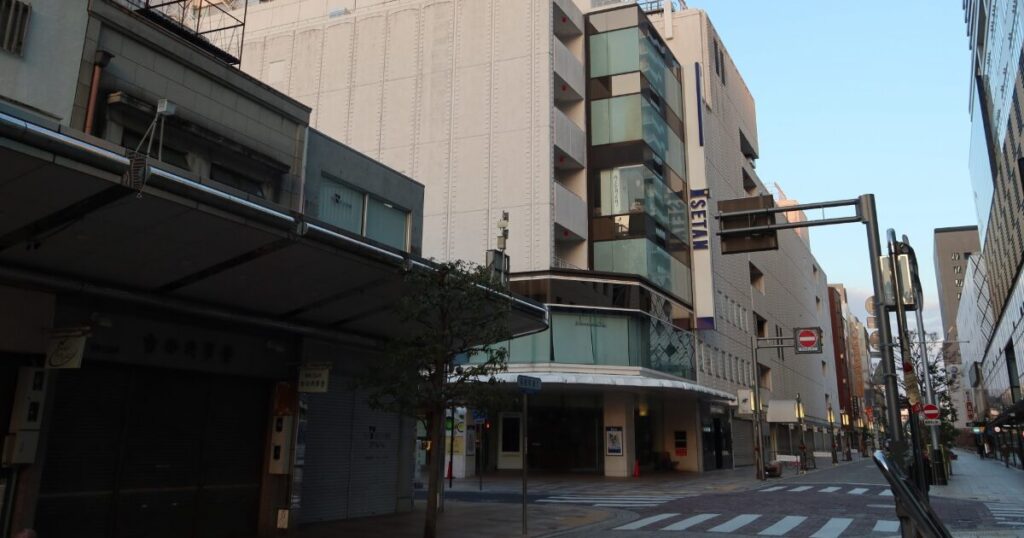 伊勢丹百貨店がある街角の通りと近代的な建物