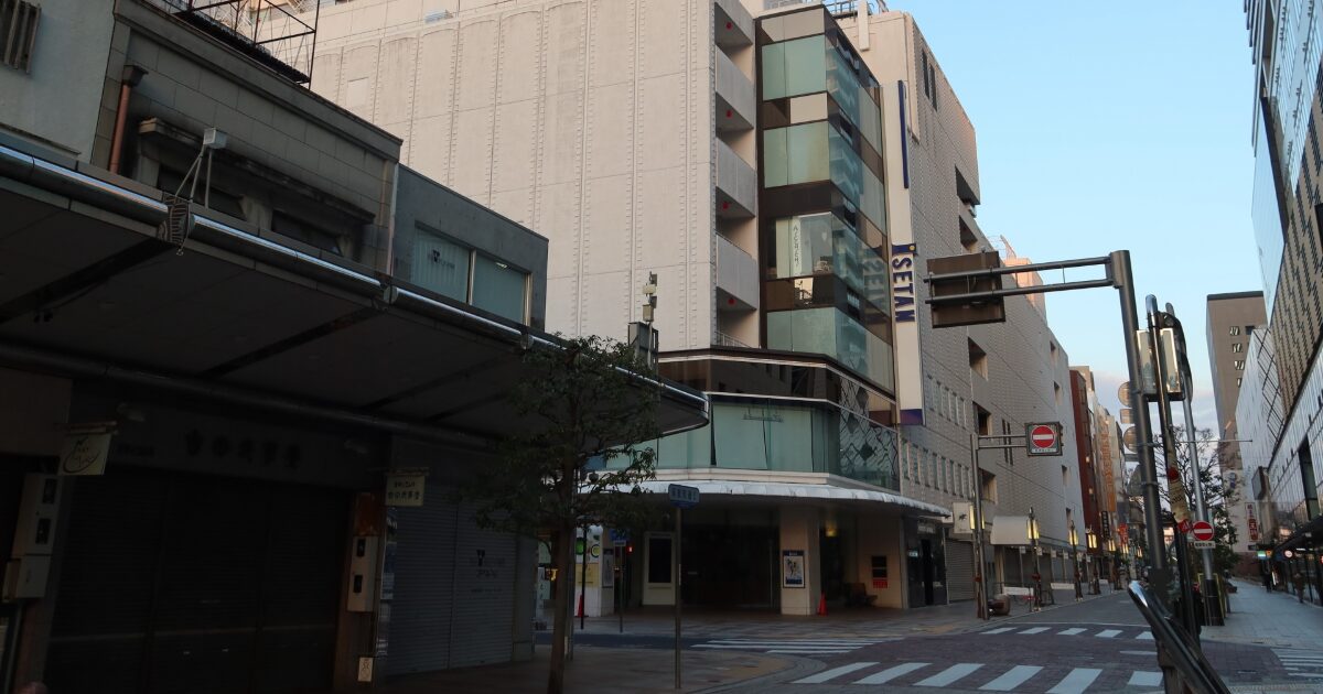 伊勢丹百貨店がある街角の通りと近代的な建物