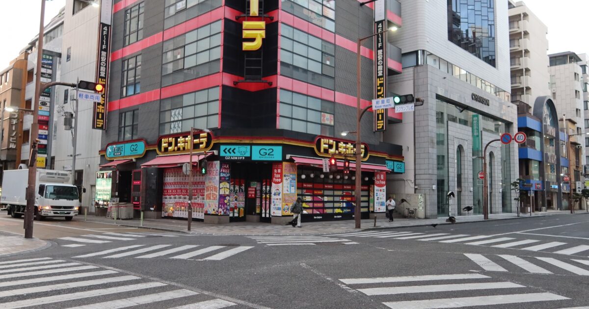 ドンキホーテ店舗前の交差点と賑やかな都市風景