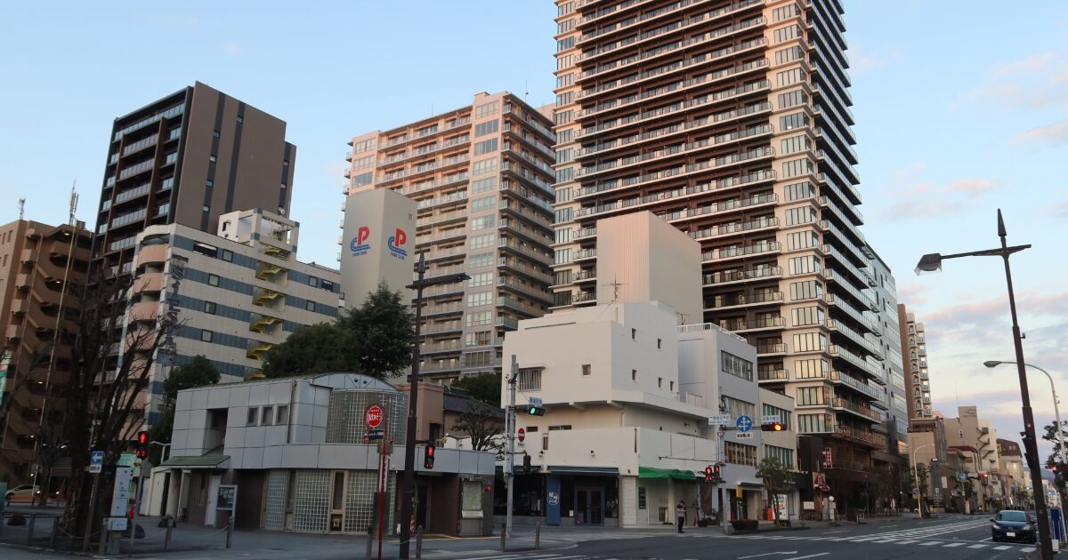 高層マンションが立ち並ぶ都市の住宅エリアの景観